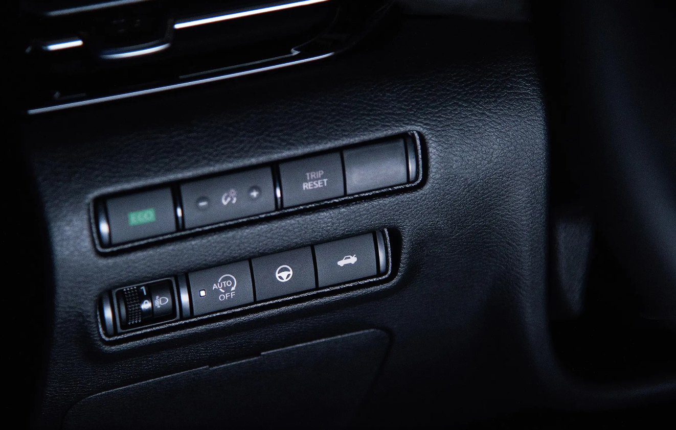 Автоматический седан Nissan Sylphy 1.6L CVT с пробегом 25001-50000 миль в 2024 году