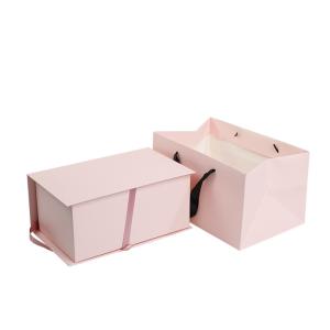 As flores picam a caixa de empacotamento do presente dobrável com sacos de papel