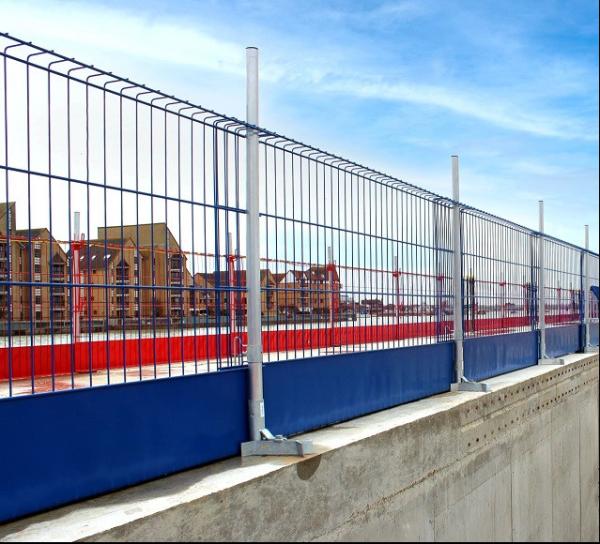 Barrière de protection de bord à double rail avec barres stabilisatrices à mi-portée