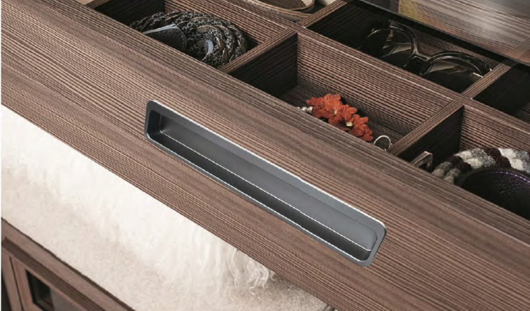 Деревянный кухонный шкаф