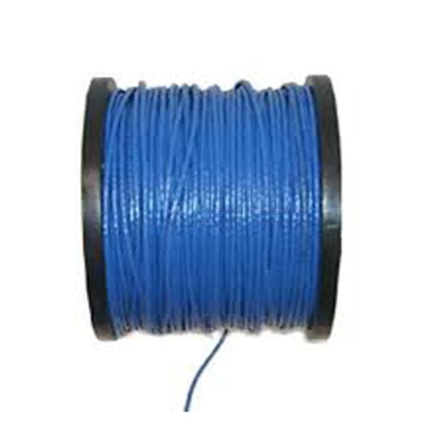 CAT5E-1K-B Видео над кабелем сети ФТП КАТ5Э на открытом воздухе с посыльным в черной куртке