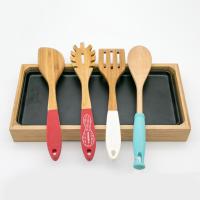spatule en bois et cuillère en silicone