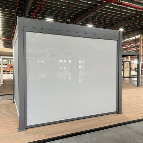 Моторизованная пергола с лозунгами с твердым крышкой