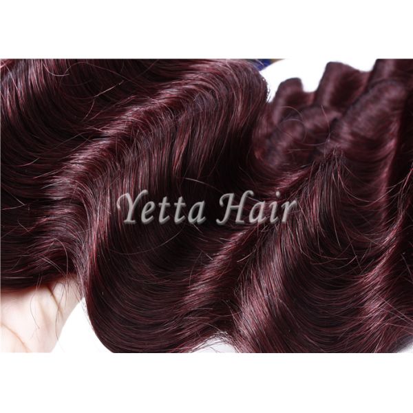 Las extensiones rojo oscuro modificadas para requisitos particulares del cabello humano de la Virgen agitan flojamente con suavidad
