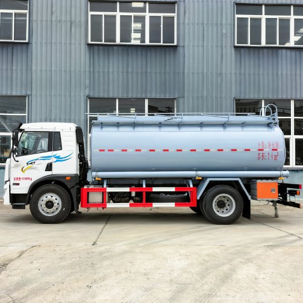 4*2 FAW Cargo Truck Medium Ordinary Liquid Tanker Truck 14m3 With Manual Transmission