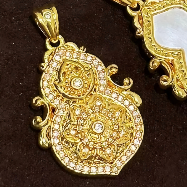 Factory cheap price Fashion Jewelry Pendant Beauty Gourd 18K Gold Pendant Luxurious Elegant 18k Gold Pendant