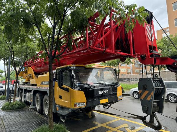 2024 Sany Grue utilisée STC800C5-8 Main Boom 50,5 mètres Jib 17,5 mètres contrepoids 20,5 tonnes Excellentes conditions de travail.
