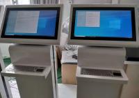 Multimédia debout libres de kiosque annonçant le joueur RS232 blanc avec le clavier