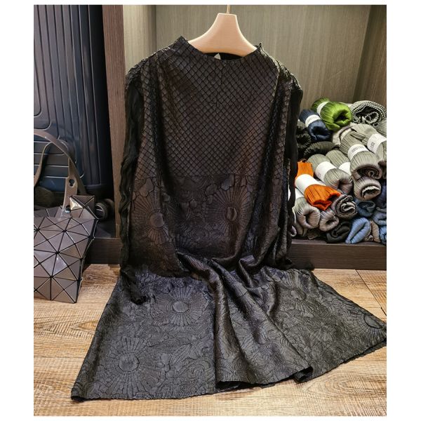 2024 Autumn New Elegant Embossed Pleated Dress Round Neck Long Sleeve Loose a Line Skirt