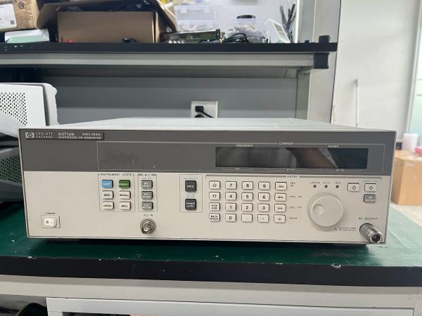 Generador de señal CW RF sintetizado de alta pureza HP Agilent 83712B 10 MHz 20 GHz