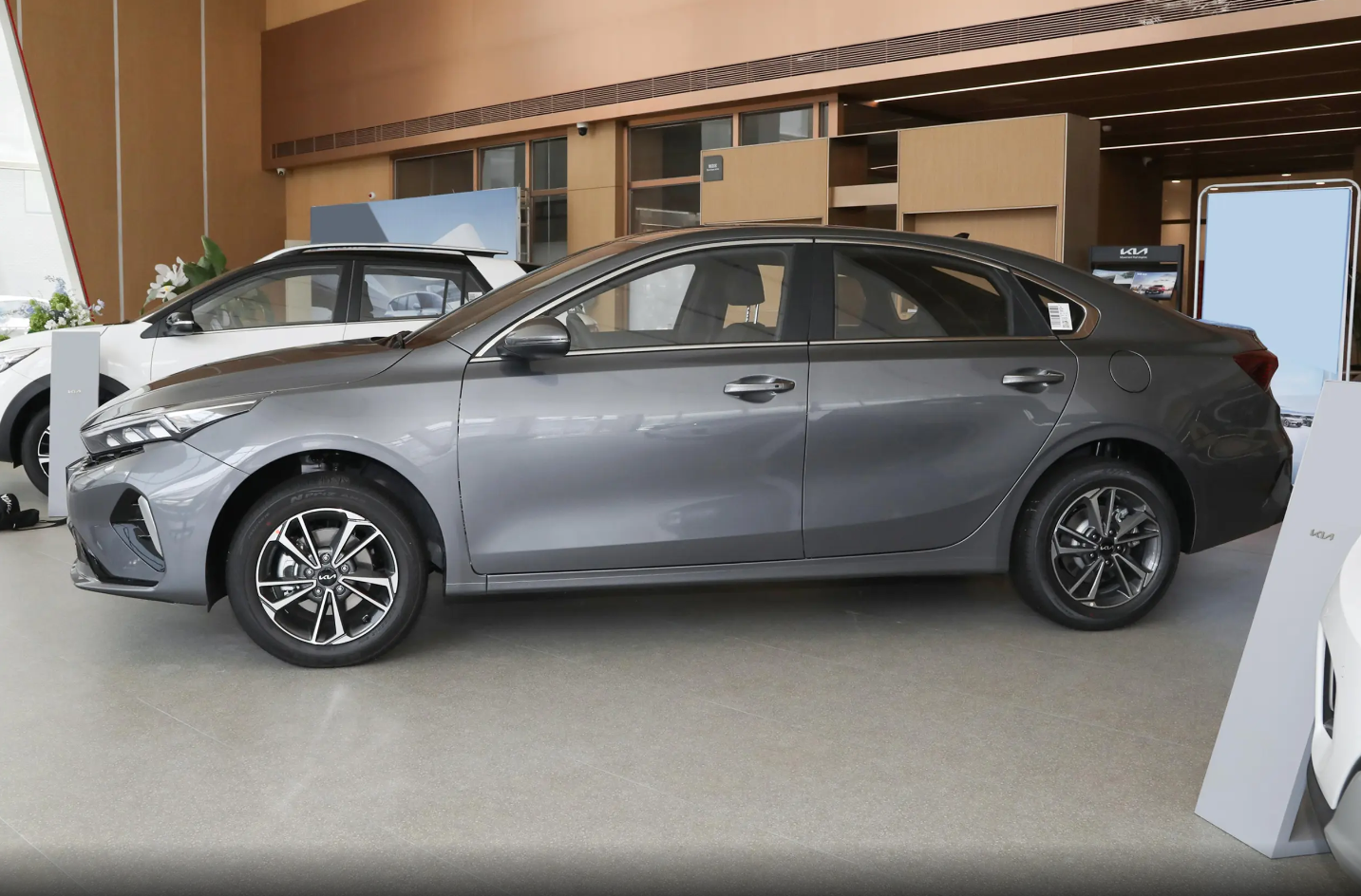 Левое рулевое управление Литий батарея KIA K3 2024 Электромобиль Энергетическое транспортное средство Седан для взрослых