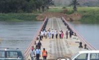 Le trafic incommode de pont réutilisable de ponton flottant pour des rivières