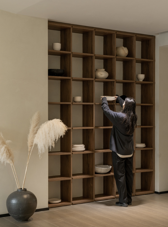 Шкаф дисплея 2000mm * 400mm комнаты прожития шкафов стены книжных полков дизайна изготовленный на заказ