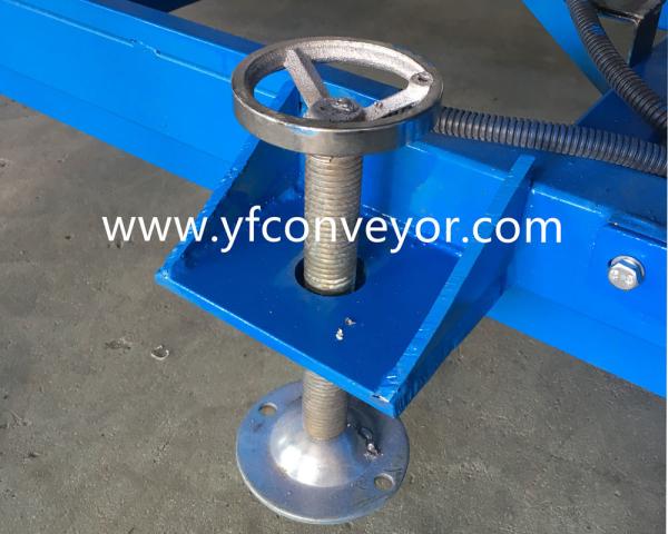 Truck Loading Conveyor has a standing platform/Movable belt conveyor with standing platform