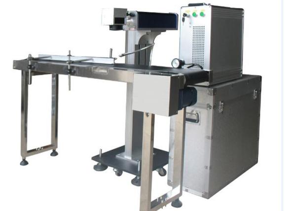Máquina da marcação do laser da fibra com a máquina de impressão de voo apta do laser da correia transportadora