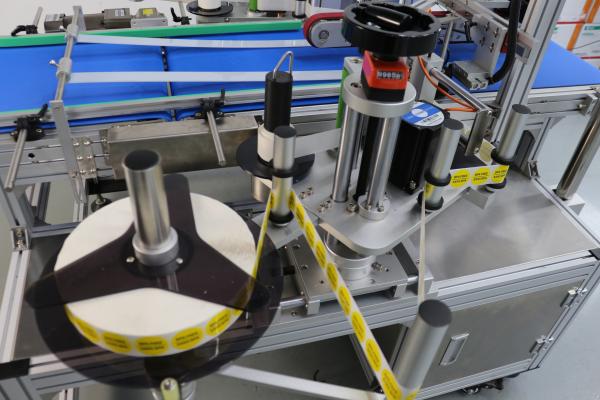 Máquina de rotulagem autoadhesiva para caixa quadrada/marca fiscal da garrafa