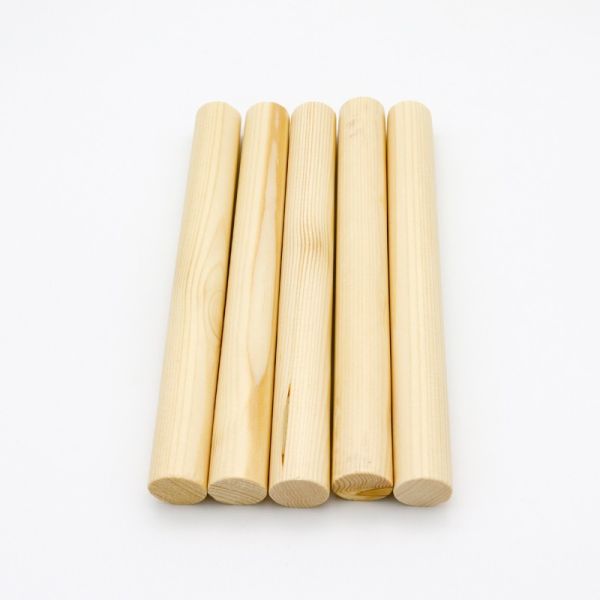 Une planche de bois de pin pour les accessoires de produits.