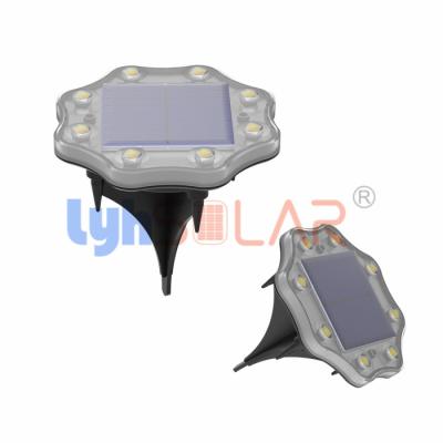 3000K CCT 0.5W Metal Outdoor Solar Pathway Lights Installed On Grass And Pathway