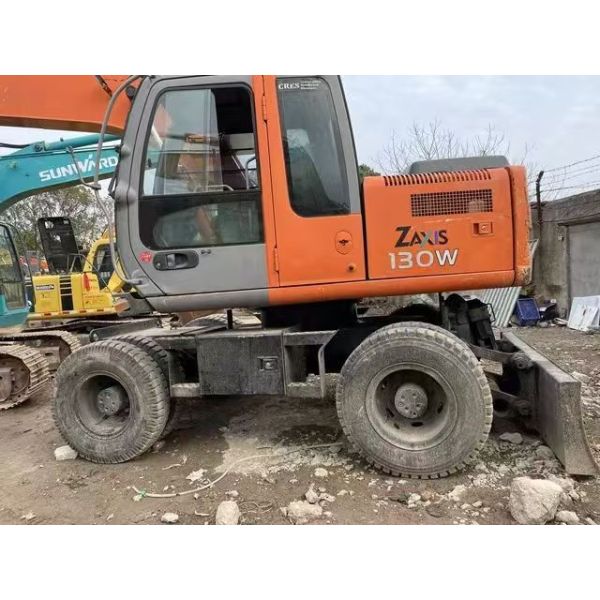 Excavadora Hitachi 130 usada, em bom estado e com desconto.