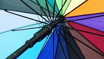 Um guarda-chuva de mão de madeira de eixo metálico com impressão de transferência de calor