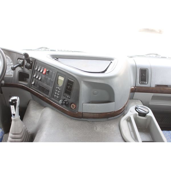 RHD Howo Tractor Head Truck 30 Tons 4X2 6 Wheeler Sinotruk 290hp Trailer Truck Head