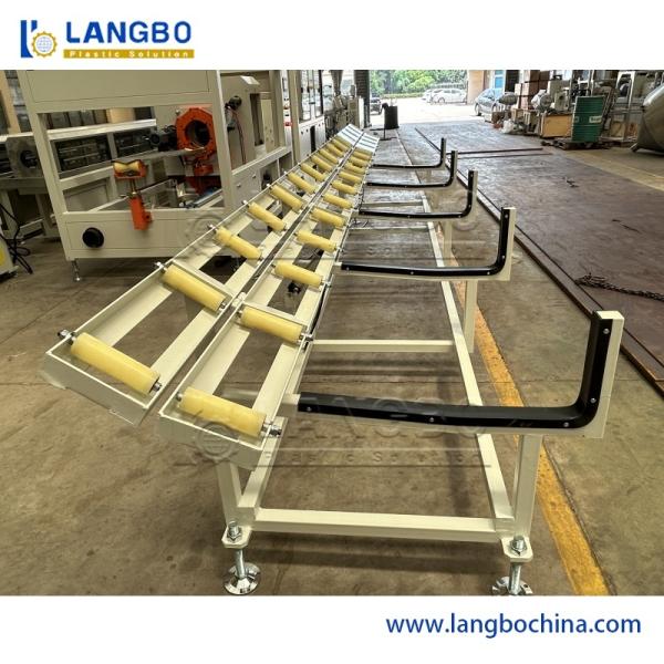Machine d'extrusion de tuyaux en plastique PE/PP/HDPE/PVC/PPR en vente chaude pour la fabrication de tuyaux en plastique pour l'alimentation en gaz et en eau/ligne de production