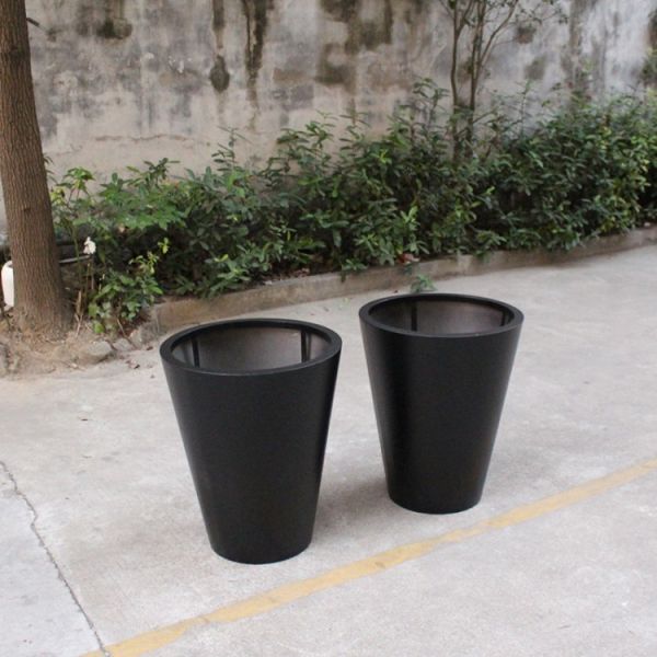 Maceta negra del metal de los plantadores redondos verticales al aire libre grandes del jardín