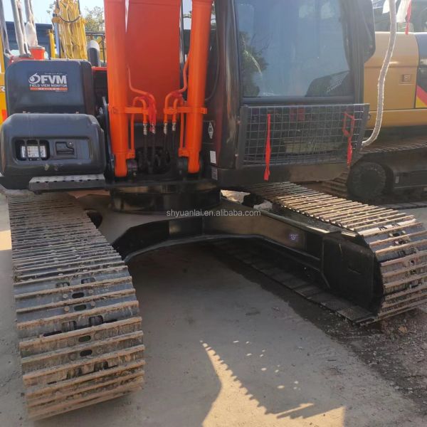 Une excavatrice usée Hitachi ZX120 avec 93KW de puissance et peu de temps de travail