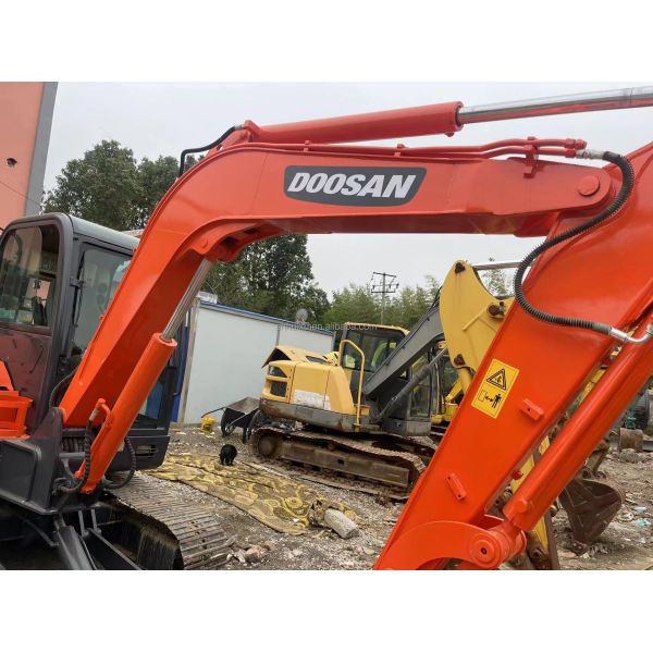 6 Ton Mini Size Used Excavator Used Doosan Dx60 6000KG 0.21m3 Bucket Capacity