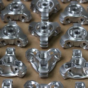 El CNC de aluminio mecánico trabajó a máquina las piezas que anodizaban al OEM superficial de pintura del final