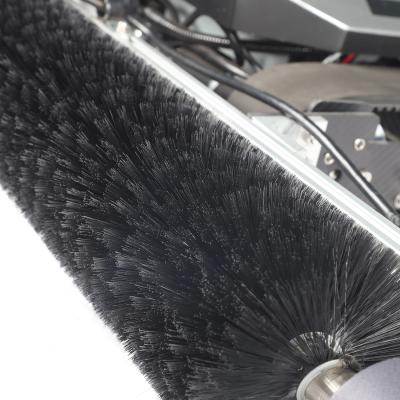 Robô de limpeza de painéis solares com bicos de spray de água personalizados e controlados remotamente