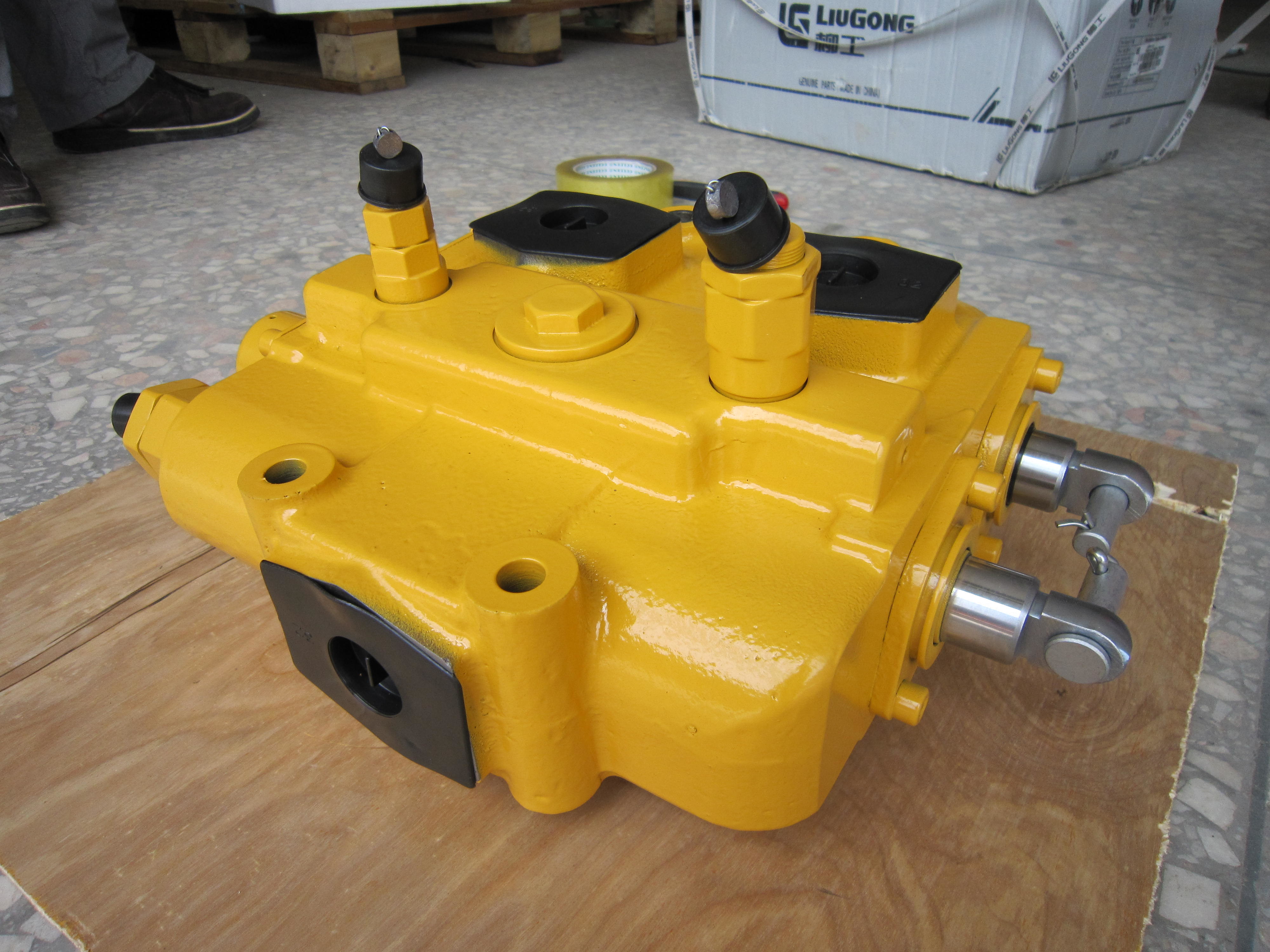цена ZL40B ZL50C CLG855 CLG856 затяжелителя колеса liugong Assem модулирующей лампы 12C0016 FPF32 самая лучшая
