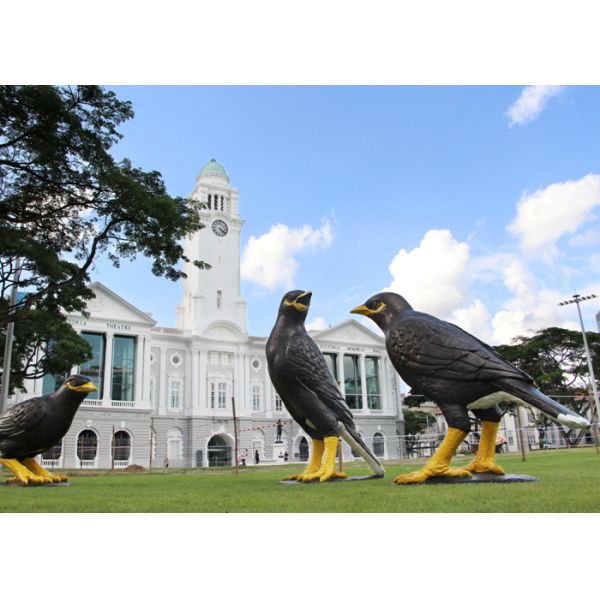 Large Painted Bird Garden Animal Fiberglass Eagle Sculpture Public Decoration