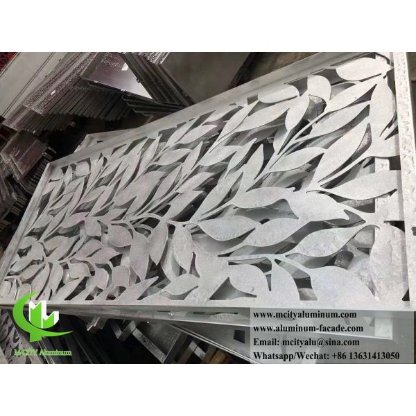 Coupe au laser de panneaux de revêtement métalliques