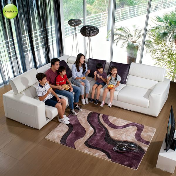 Elegant White Leather Sectional: Sleek Design, Contrast Pillows – Ideal for Modern Chats