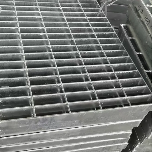 Corrosion Resistant Galvanized Steel Grating with 38/50/76/100mm Cross Bar Pitch and A36 Grade for Driveway and Industrial Use
