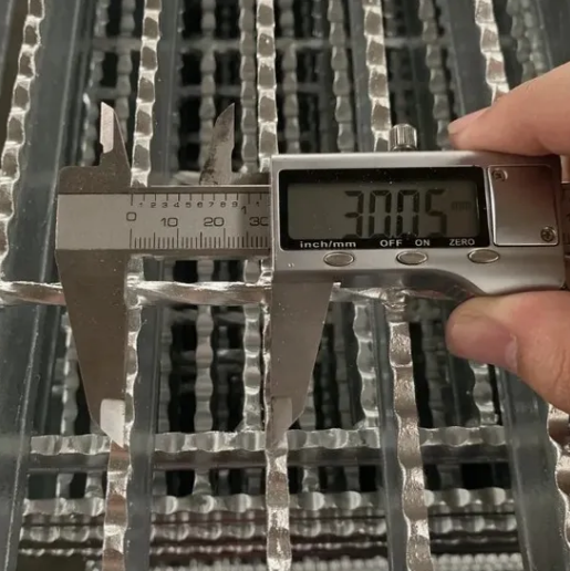 Heavy Duty Stainless Steel Grating for Sturdy Inspection Stairs and Walkways