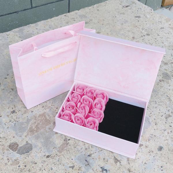 Boîte texturisée d'emballage de cadeau de rose de fleur de place faite sur commande grande pour les fleurs et la boîte rose de forme de livre de fleur de velours de place