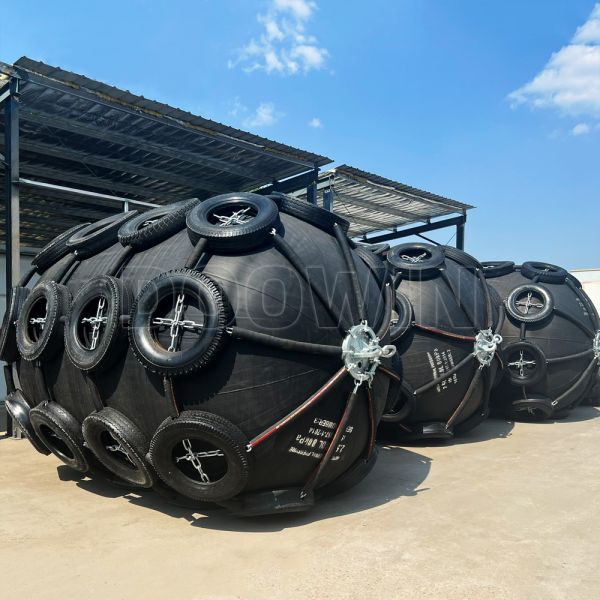 ISO17357 Hydro Pneumatic Marine Fender 0.5m- 4.5m With Chain Tyre Net