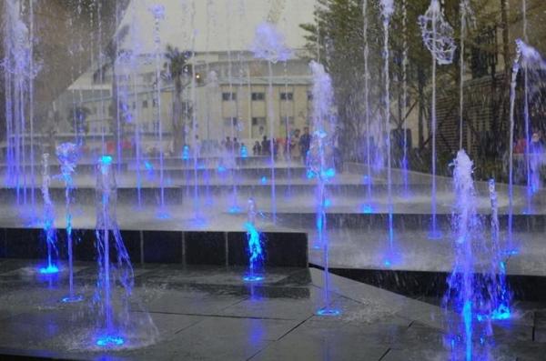 Aço inoxidável Rede de piso Jardim Fonte musical Iluminação LED
