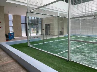 Pistas de tênis de padel projetadas com superfície de grama sintética e iluminação LED