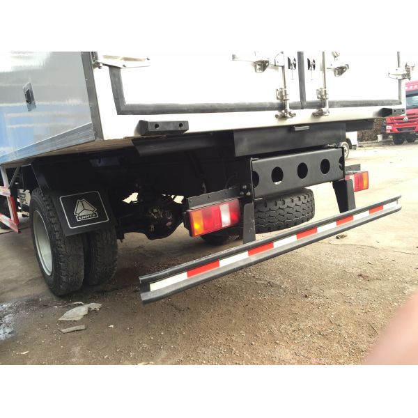 FRP Insulation Panels Refrigerator Box Truck 4x2 Driving , Sinotruk Howo Truck