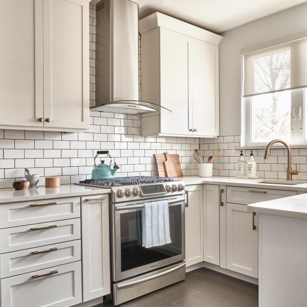 High End White Shaker Tiny Kitchen Cabinets U Shape Mini Kitchen Solid Wood Kitchenette