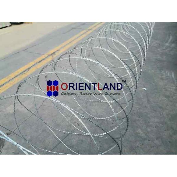 Militaty Use Razor Barbed Wire Mesh 450mm 600mm 900mm Coil Diameter