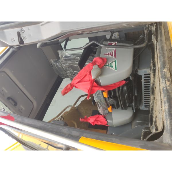 Other Hydraulic Valve Second Hand 3 Ton Komatsu Excavator 11.04L Displacement