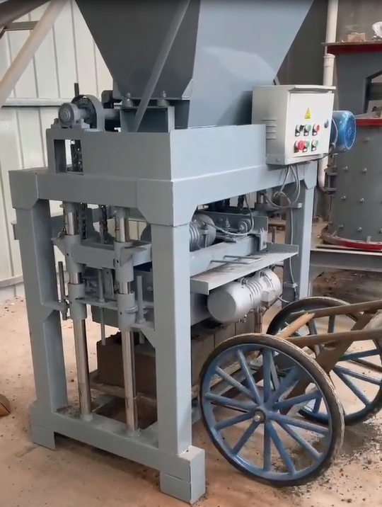 Pequeña máquina del ladrillo conveniente para la escoria roja de aluminio del arena y grava de la escoria