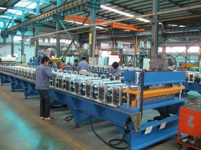 rolo corrugado 7.5Kw do telhado que forma a máquina com o armário do controlo automático do PLC