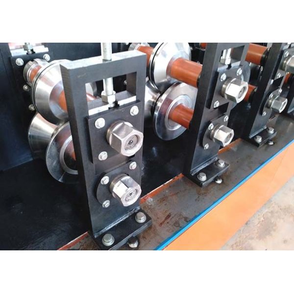 следы стержня металла и канала следа u стальные освещают стальной крен киля формируя машину