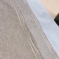 les rayures verticales bleues et blanches de 6oz étirent le tissu de denim pour des shorts