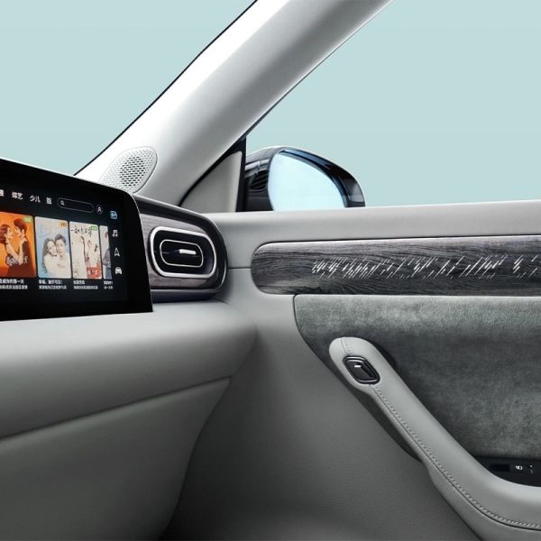 Electric Car Hongqi H9 2022 2.0t EV with Panoramic Sunroof in White Exterior Color